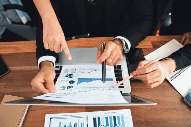 Ofis masasındaki finansal veri raporlarını analiz eden çeşitli bir grup iş analisti. Stratejik pazarlama planlaması için iş istihbarat analizine göre grafikler ve grafikler.