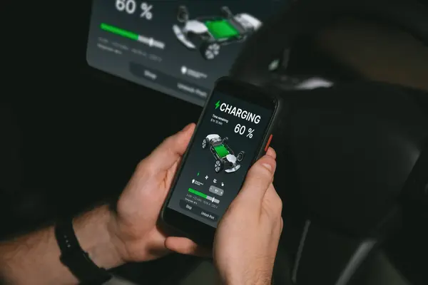 Elbilschauffören Kontrollerar Batteriets Laddningsstatus Räckvidd Och Laddningsgräns Appskärmen Bilen Smart — Stockfoto