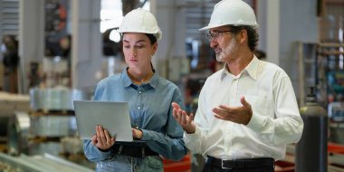 Fabrika müdürü ya da yardımcısı olan yönetici fabrika turuna çıkar ve ağır çelik endüstriyel makinelerin denetleme mühendisi olarak liderlik kalitesini inceler. Örnek Panorama