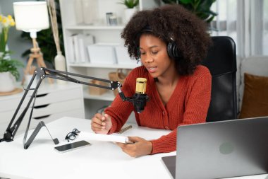 Güzel Afrikalı kadın sunucu kanalı çevrimiçi yayın yoluyla konuşuyor pazarlama öğretiyor, dinleyicileri canlı ya da çevrimiçi. İş yerindeki herhangi bir yer kavramı. Tatlandırıcı.