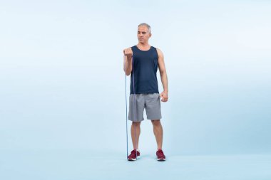 Vücut uzunluğu tam, atletik ve sportif, izole edilmiş arka planda fitness direnç bandı olan son sınıf öğrencisi. Emeklilikten sonra sağlıklı, aktif bir fiziğe ve vücut bakımına sahip. Etki