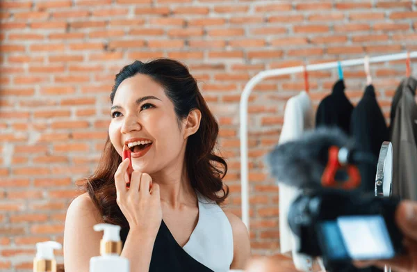 Woman Influencer Skyte Live Streaming Vlog Video Gjennomgang Makeup Ytterste – stockfoto