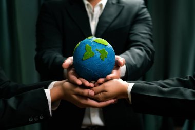 Üst düzey iş adamları, Dünya 'yı kurtarmak için CO2 salınımını azaltmak suretiyle çevresel koruma için ekolojik düzenlemeden yararlanmak amacıyla sinerjide bir arada tutuyorlar. Antika