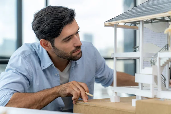 Nahaufnahme Porträt Des Intelligenten Kaukasischen Architekten Ingenieur Inspizieren Hausmodell Während — Stockfoto