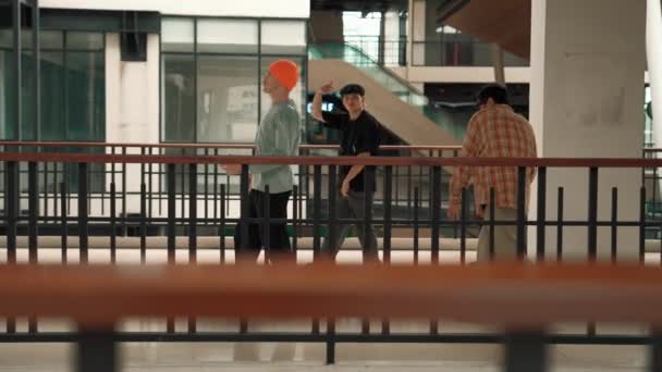 Gruppo Hipster Multiculturale Che Cammina Ballando Nel Moderno Corridoio Attraente — Video Stock