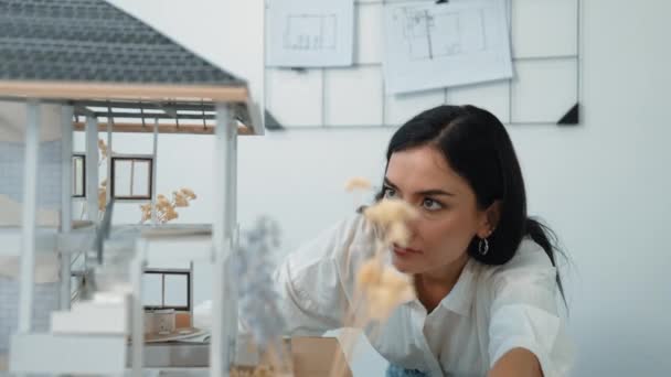 Νεαρή Όμορφη Καυκάσιος Αρχιτέκτονας Μηχανικός Γυρίζει Σπίτι Μοντέλο Γύρω Για — Αρχείο Βίντεο