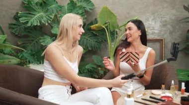 Yeşil bitki üzerine doğal güzellik ve kozmetik dersi yapan iki güzel içerik yaratıcısı bahçe videosunu terk ediyor. Güzellik blogcusu sosyal medyum izleyicilere güzellik hizmetinin nasıl uygulanacağını gösteriyor. Blithe