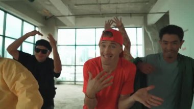 Çok kültürlü dansçılar sokak dansı yapıyor ve hip-hop müziğine geçiyorlar. Profesyonel hipster grubu gökyüzü kavgacı görünümlü bir binada serbest stil müzik eşliğinde dans ediyor. Açık hava sporu 2024 hiphop..
