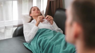 Çömelmiş yatmakta olan genç bir kadın hasta ofiste zihinsel tedavi sırasında travmatik bir olay, endişe ve akıl hastalığından psikiyatriste duygu salıyor. Psikolojik danışma seansı. Düzenle