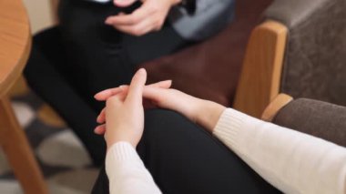 Ruh sağlığı konsültasyonu ya da akıl hastalığı teşhisi koyarken hastalara el ele tutuşan profesyonel psikiyatristten yardım istemek. Zihinsel tedavi seansı. Blithe