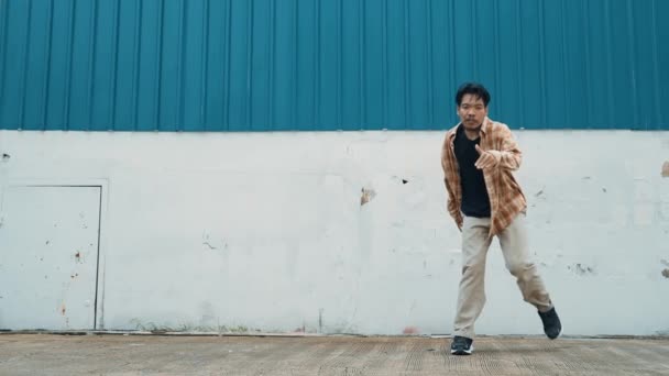 Hispánský Legrační Choreograf Tancující Stylu Hip Hopu Mladý Veselý Tanečník — Stock video