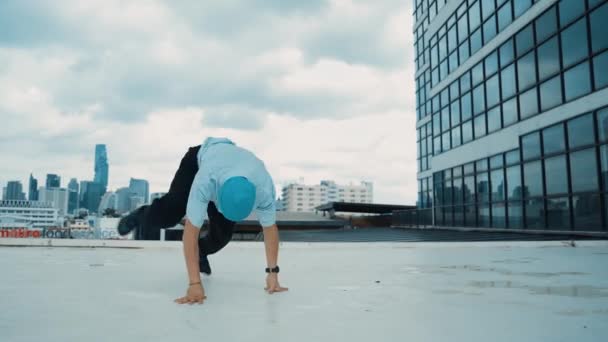 Stílusos Kaukázusi Táncos Férfi Aki Break Táncot Jár Felhőkarcolóban Portré — Stock videók