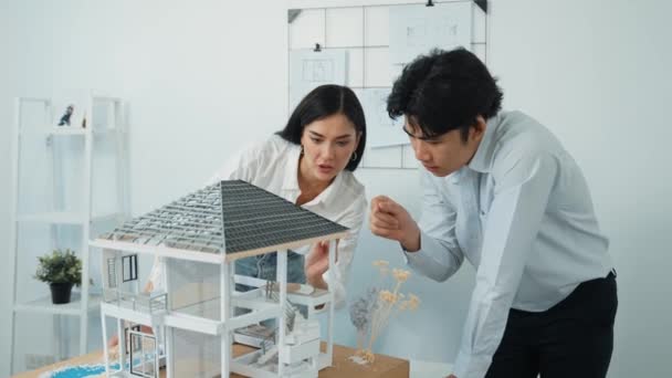 Equipo Profesional Ingenieros Arquitectos Caucásicos Cooperativos Inspecciona Cuidadosamente Modelo Casa — Vídeos de Stock