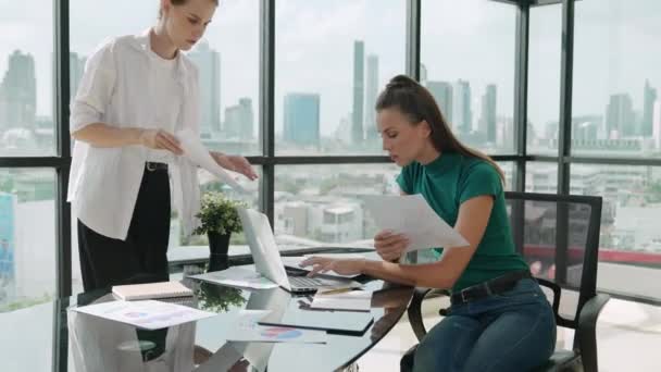 Stressig Affärskvinna Använder Laptop Medan Chefen Tittar Dokument Smart Business — Stockvideo