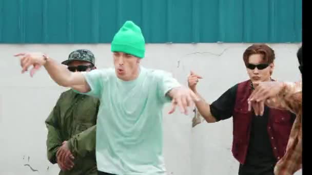 Крупный План Группы Хореографов Хип Хопа Исполняет Уличные Танцы Вместе — стоковое видео