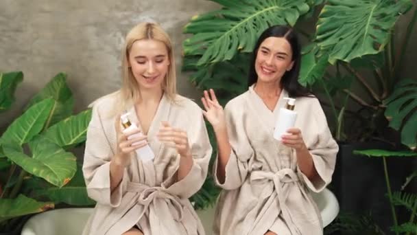 현대적인 리조트에서 욕조와 이국적인 아름다움 제품을 가운에 여자와 즐기는 Blithe는 — 비디오