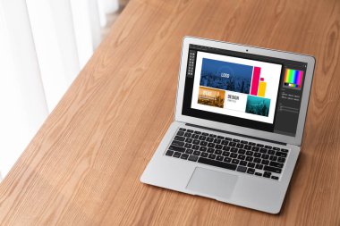 Web sayfasının modern tasarımı ve bilgisayar ekranında gösterilen ticari reklamlar için grafiksel tasarımcı yazılımı