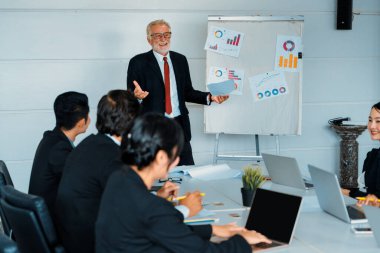 Kıdemli lider eğitim atölyesinde veya konferansta halk dinleyicilerine hitap eder. Olgun konuşmacı, sempozyum organizasyonunun CEO 'su. Uluslararası iş semineri konsepti. uds