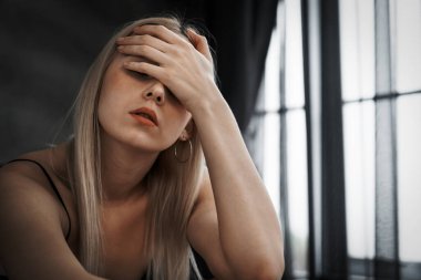 Kritik depresyon ve anksiyete bozukluğu olan genç bir kadın, yalnızlık, akıl hastalığı, ya da istenmeyen hamilelik, karanlık yatak odasında kendine sarılıyor. Bunaltıcı olumsuz düşünce. Blithe