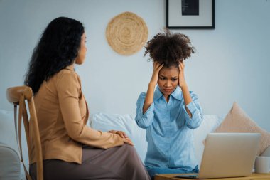 Travma sonrası stres bozukluğu olan üzgün bir kadın psikoloğu, depresyon ya da kalp yetmezliğinden sonra üzüntülü bir ruh sağlığı terapisi görüyor. Hayal kırıklığına uğramış genç bir kadın klinikteki duygular hakkında bir psikologla konuşuyor.