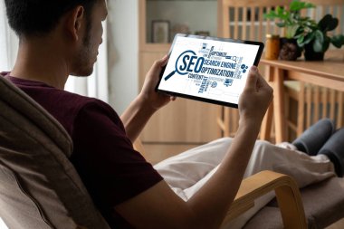 Model e-ticaret için SEO arama motoru optimizasyonu ve bilgisayar ekranında gösterilen çevrimiçi perakende işi