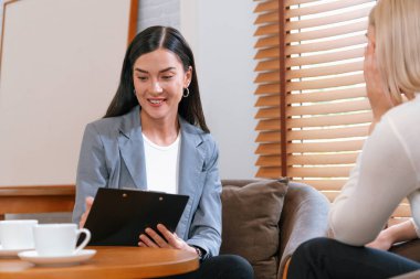 Psikolojik akıl sağlığı danışmanlığı ya da terapi seansındaki genç ve profesyonel bir hastadan akıl hastalığı teşhisi koyarken yardım istemek. Zihinsel tedavi seansı. Blithe