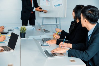 Kıdemli lider eğitim atölyesinde veya konferansta halk dinleyicilerine hitap eder. Olgun konuşmacı, sempozyum organizasyonunun CEO 'su. Uluslararası iş semineri konsepti. uds