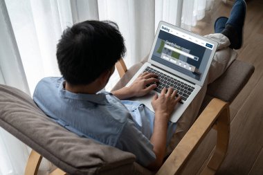 Çevrimiçi otel konaklama rezervasyon sitesi mod rezervasyon sistemi sağlar. Seyahat teknolojisi kavramı .