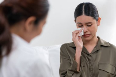 Ruh sağlığı için psikolog, depresyon ya da yaşam başarısızlığından sonra keder tedavisi gören üzgün bir kadın. Hayal kırıklığına uğramış genç bir kadın klinikteki duygular hakkında bir psikologla konuşuyor.