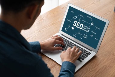 Model e-ticaret için SEO arama motoru optimizasyonu ve bilgisayar ekranında gösterilen çevrimiçi perakende işi