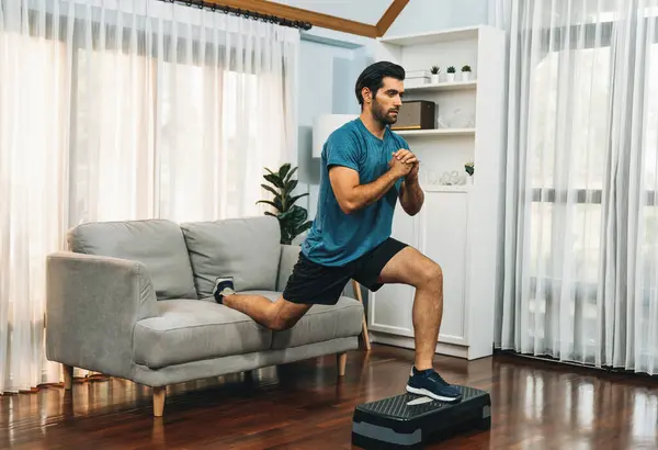 Atletische Sportieve Man Doet Squat Tijdens Lichaamsbeweging Thuis Sessie Voor — Stockfoto