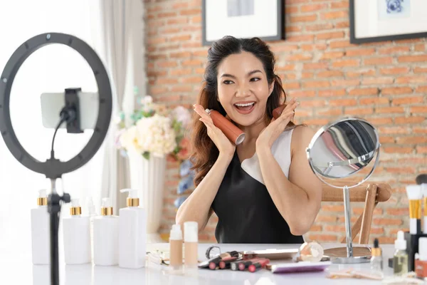 Kvinna Påverkare Skjuta Live Streaming Vlog Video Översyn Makeup Yttersta — Stockfoto
