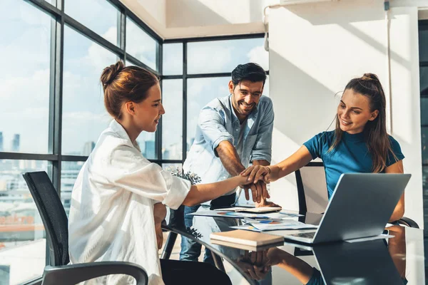 Grupp Skickliga Företagare Att Sätta Händerna Tillsammans Moderna Office Happy — Stockfoto