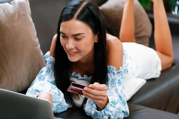 Mujer Joven Que Utiliza Ordenador Portátil Con Tarjeta Crédito Para —  Fotos de Stock