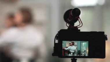 Arka görünüm, kamera ekranının arkasında iki kadın nüfuzlu görüntüleyicinin video görüntülerini, video görüntülerini, kıyafetleri, sosyal medyayı ya da blogu görüntülemesini gizler. Canlı yayın için stüdyo ışıklandırmalı kızlar canlı yayın pazarlama kayıt oturumu