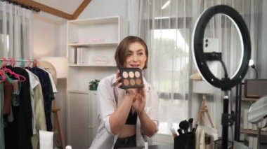 Kadın Etkilenen Vlog video görüntülerini canlı yayınlıyor Makyaj primi sosyal medya veya blog. Kozmetik stüdyosu ışıklandırmalı mutlu genç kız çevrimiçi pazarlama oturumu yayını için..