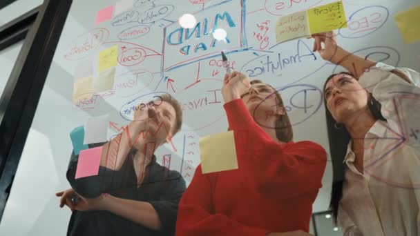 Молодий Красивий Менеджер Проекту Пише Маркетингову Ідею Фінансову Стратегію Вирішуючи — стокове відео