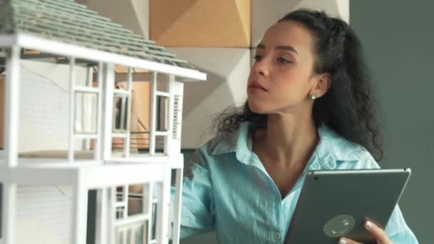 Junge Schöne Hispanische Architektin Ingenieurin Analyse Hochbau Mittels Tablet Und — Stockvideo
