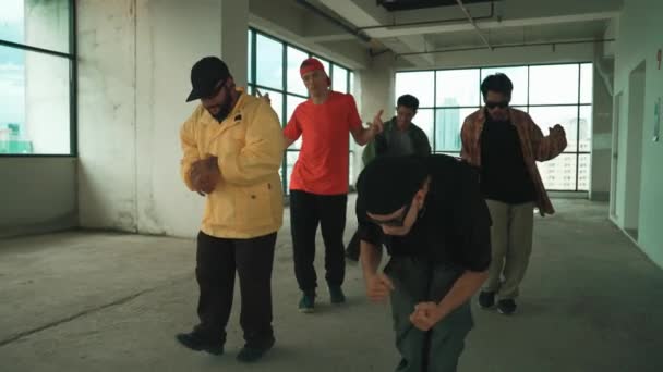 Bailarín Multicultural Practica Danza Callejera Pasa Música Hip Hop Grupo — Vídeos de Stock