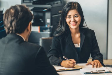 İnsan kaynakları bölümünden bir iş kadını, özgeçmiş belgesini incelerken iş başvurusu için iş adamı adayıyla görüşme yapıyor. Çalışanların işe alım konsepti. uds