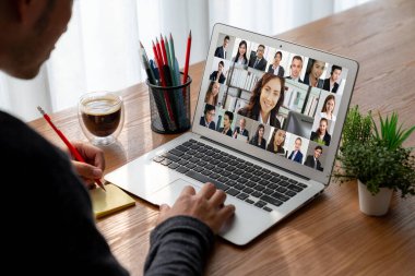 İş dünyasından iş adamlarının modern sanal grup toplantısı için video konferansındaki iş adamları