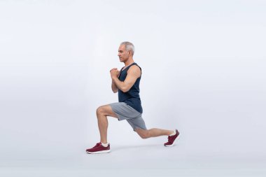 Tecrit edilmiş arka plan egzersizinden önce aktif ve formda bir kıdemli adam ısınıyor. Sağlıklı, sağlıklı, sağlıklı ve sportif vücut bakımı konsepti olan son sınıf öğrencileri. Etki