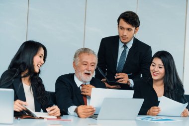 Genç Asyalı iş adamlarının ve çevirmenin de yardımıyla Beyaz Saray 'da çalışan kıdemli yönetici. Kurumsal uluslararası iş ve sekreter dili çeviri kavramı. uds