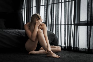 Kritik depresyon ve anksiyete bozukluğu olan genç bir kadın, yalnızlık, akıl hastalığı, ya da istenmeyen hamilelik, karanlık yatak odasında kendine sarılıyor. Bunaltıcı olumsuz düşünce. Blithe