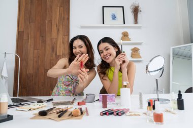 Kadın Etkilenen Vlog video görüntülerini canlı olarak çekiyor. Makyajın çoğu sosyal medya ya da blog 'u anlatıyor. Kozmetik stüdyosu ışıklandırmalı mutlu genç kız çevrimiçi pazarlama oturumu yayını için..