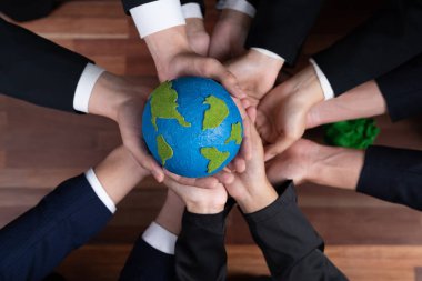 Üst düzey iş adamları, Dünya 'yı kurtarmak için CO2 salınımını azaltmak suretiyle çevresel koruma için ekolojik düzenlemeden yararlanmak amacıyla sinerjide bir arada tutuyorlar. Antika