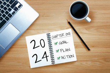 2024 Mutlu Yeni Yıl Kararları Hedef Listesi ve Planları Ayarlama - Yeni yıl hedefleri ve kararları planlama hakkında not defteriyle birlikte iş yeri masası. Değişim ve mutluluk kavramı.