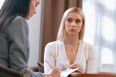 Psikolojik akıl sağlığı danışmanlığı ya da terapi seansındaki genç ve profesyonel bir hastadan akıl hastalığı teşhisi koyarken yardım istemek. Zihinsel tedavi seansı. Blithe