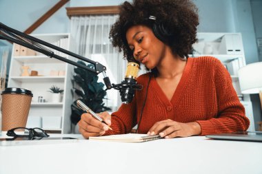 Güzel Afrikalı kadın sunucu kanalı çevrimiçi yayın yoluyla konuşuyor pazarlama öğretiyor, dinleyicileri canlı ya da çevrimiçi. İş yerindeki herhangi bir yer kavramı. Tatlandırıcı.