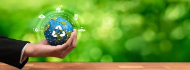 Dünya 'yı geri dönüşüm sembolüyle tutan ve koruyan iş adamları. Daha temiz ekosistem için sürdürülebilir çevre koruma ve atık geri dönüşüm uygulamasına yönelik iş taahhüdü. Panorama Güvenliği